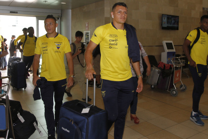 Carlos Garcés (c), delantero de Delfín, es una opción para formar parte de la Tri.