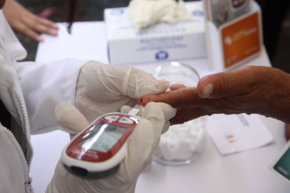 Es importante que la persona con factores de riesgo a desarrollar diabetes que mida la glucosa.