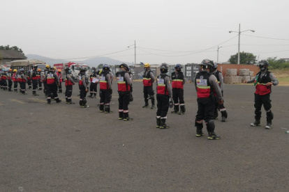 Hecho. A la explanada del estadio Monumental han llegado algunos equipos.