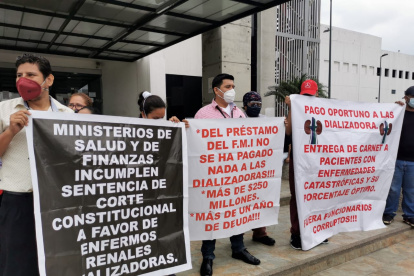 Plantón por reclamos de pago a los centros de diálisis.