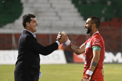 El golero Esteban Dreer (d) fue el gran sacrificado del partido. Antes del pitazo inicial saludó con Ismael Rescalvo.