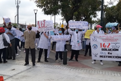 Los estudiantes de la carrera de enfermería acompañaron su protesta con carteles con mensajes que demandaban plazas para el internado.