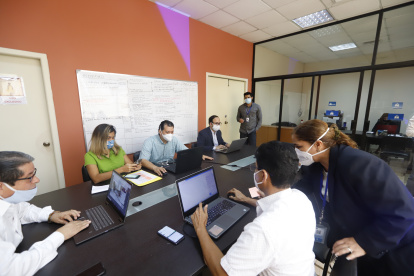 Comisión. Expertos en varios campos del saber revisan los méritos de los postulantes al VI concurso de docentes de la Universidad de Guayaquil.