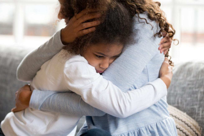 Los padres o un adulto son el mejor soporte para un niño ante  la pérdida de un ser querido.