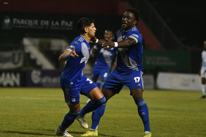 Facundo Barceló (i), autor de cuatro goles frente a La Capíra, junto a Roberto Ordóñez, su dupla de ataque en los últimos compromisos del cuadro eléctrico.