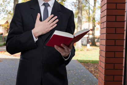 Los testigos de Jehová son acusados en varias ocasiones de manejar mal los abusos dentro de la iglesia.