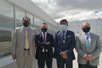 Abogados. Paúl Ocaña (segundo de la derecha) es uno de los proponentes de la acción constitucional.