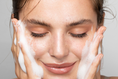 Seque el rostro con toallas absorbentes desechables o exclusivas para esa zona.