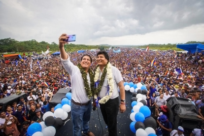 Bolivia. En la tarima que compartió con Evo Morales y Jaime Vargas, el correísta se dedicó a sacar selfis.
