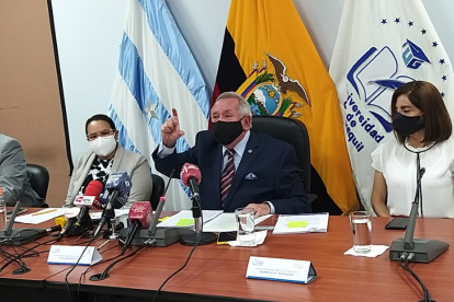 El rector de la Universidad de Guayaquil, Roberto Passailaigue, estuvo acompañado de la vicerrectora académica, Monserratt Bustamante, y otros miembros de la CIFI.