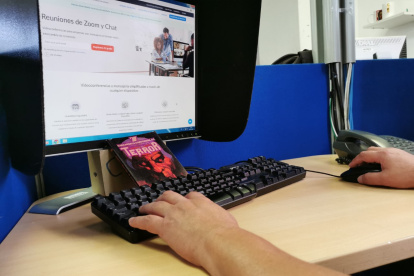 El docente en mención tenía un contrato ocasional en la Universidad de Guayaquil,