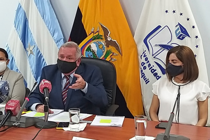 Roberto Passailaigue, rector de la Universidad de Guayaquil, junto a Monserratt Bustamante e Ingrid Estrella, miembros de la CIFI.