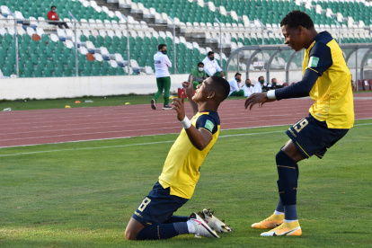 Carlos Gruezo (i) celebra tras anotar un penalti contra Bolivia en el duelo de la fecha pasada.