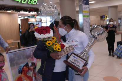 Miryam Núñez es abrazada por su madre María Padilla en el aeropuerto de Quito, la mañana de este sábado