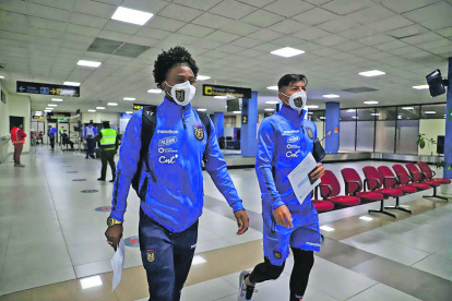 Alan Franco (d) es uno de los tres casos positivos pode COVID-19 en la selección ecuatoriana.