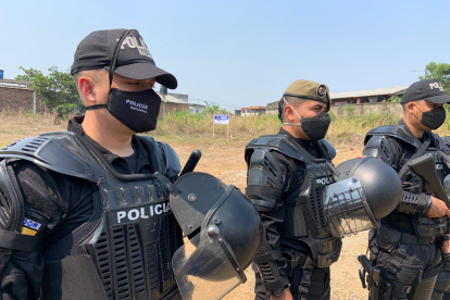 Acción. Agentes policiales colaboraron en la diligencia en El Empalme.