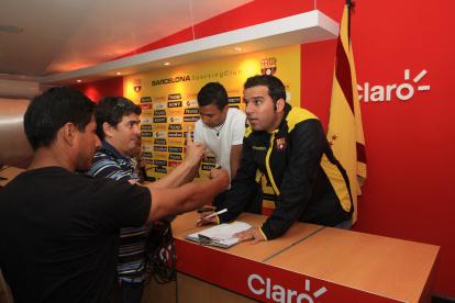 Luigi Macchiavello (d) viene trabajando en las redes sociales del club desde su llegada a Barcelona en 2011.