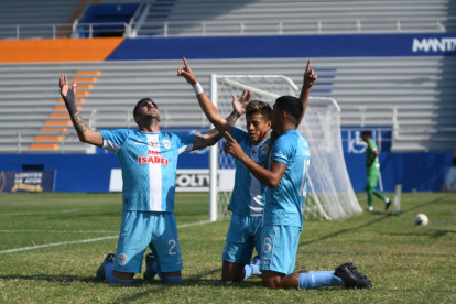 Los jugadores del Manta festejaron en la última fecha el ascenso a la Serie A.