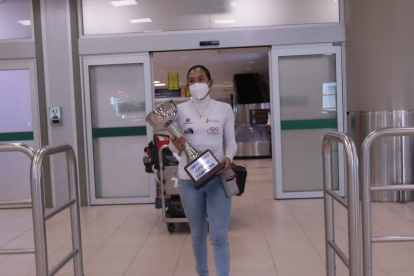 La campeona de la Vuelta a Colombia llegó al país con su flamante trofeo