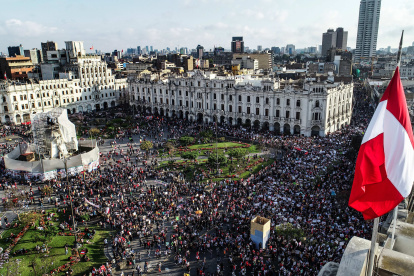 Manifestantes participan en una multitudinaria marcha de protesta contra el nuevo gobierno del presidente Manuel Merino, hoy en la plaza San Martín de Lima (Perú).