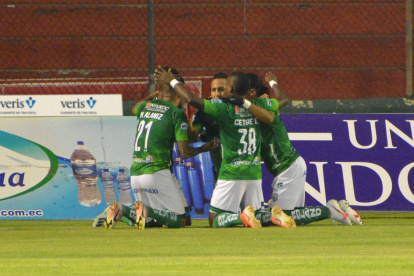 Los orenses festejan el tanto marcado por Bryan Rodríguez.