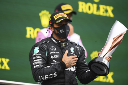 Lewis Hamilton levanta su pulga en señal de victoria tras ganar el campeonato de la Fórmula Uno.