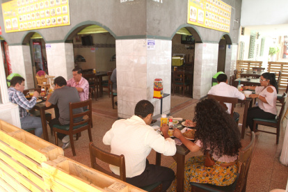 Hecho. El COE de Guayaquil decidió mantener el aforo del 50 % en los restaurantes.