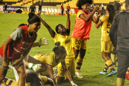 Las jugadoras de Barcelona celebran luego de lograr la clasificación frente a Emelec.