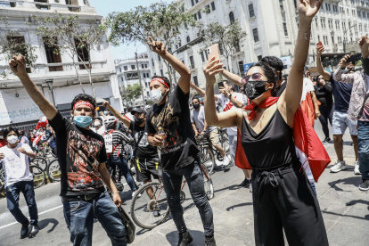 Ciudadanos celebran la renuncia de Manuel Merino a la Presidencia peruana, en Lima (Perú).