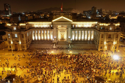 Manifestantes participan en una multitudinaria marcha de protesta frente al Palacio de Justicia.