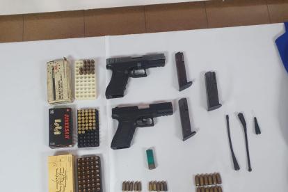 Evidencias. Los objetos fueron decomisados en la calle Villamil, centro de Guayaquil.