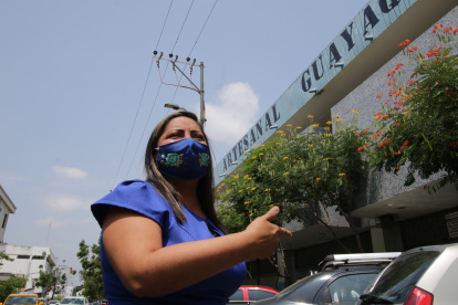 Instalación. La presidenta de la Asociación 20 de julio del Mercado Artesanal muestra los espacios donde se pintarán los murales.
