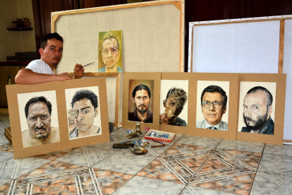 Juan Pablo Zambrano junto a algunos de los retratos que ha plasmado en la pandemia.