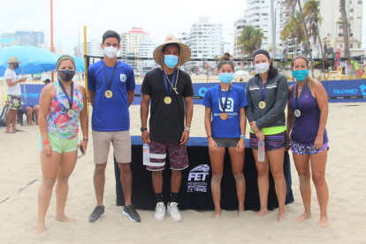 Macris Del Pino (i), Sebastián Quintana, Carlos Lobo, Maria Emilia Quintana, Haydana Pérez y Raquel Coronel, figuras del torneo.