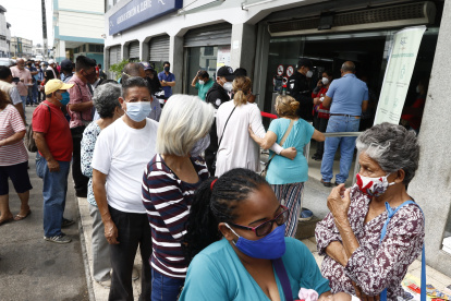 Madrugaron. Los usuarios de Interagua desde temprano hicieron fila, en la oficina de Coronel y Maldonado; unos reclamaron por montos altos en las planillas que les llegó.