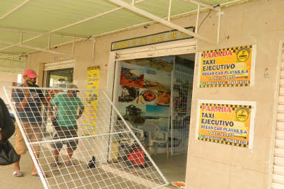 Asalto. Así quedó la puerta de la cooperativa de taxis Ocean Car, luego de que los delincuentes ingresaron al establecimiento, la semana anterior.