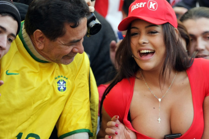 En más de una ocasión los atributos de Larrisa Riquelme han logrado distraer a los hinchas rivales.