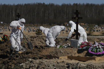 St. Petersburg (Russian Federation), 06/05/2020.- Cemetery employees wearing protective gear bury a COVID-19 victim in the special purpose section of a graveyard on the outskirts of St. Petersburg, Russia, 06 May 2020, amid the ongoing pandemic of the COVID-19 disease caused by the SARS-CoV-2 coronavirus. (Rusia, San Petersburgo) EFE/EPA/ANATOLY MALTSEV RUSSIA PANDEMIC CORONAVIRUS COVID19