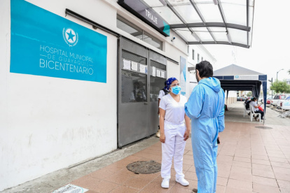 Situación. Médicos atienden en el hospital Bicentenario.