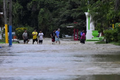 Pobladores caminan en medio de las inundaciones de varios ríos tras el paso de Eta, el 5 de noviembre de 2020.