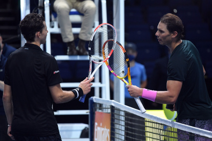 Dominic Thiem (d) recibe la felicitación de Rafael Nadal.