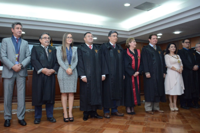 Indumentaria. Vocales del Consejo y jueces de la Corte durante la entrega de togas para el uso en audiencias.