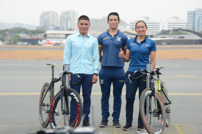 Jonathan Caicedo (i) y Miryam Núñez, junto a Washington Vargas, entrenador de esta última, en la base aérea Simón Bolívar, donde se reunieron con las autoridades.