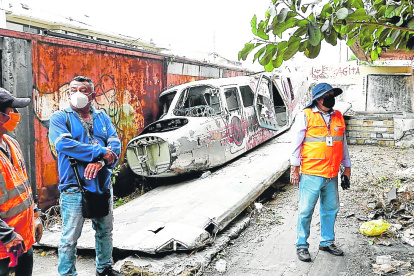 Avioneta. En el pasillo de entrada principal hay el fuselaje de una avioneta.