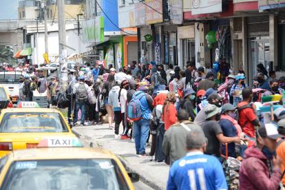 En los sectores de Quitumbe y Chillogallo los usuarios  no respetan el distanciamiento y utilizan mal las mascarilla.