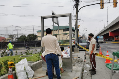 Persona de la compañia retira el letrero en estos momento en el lugar.