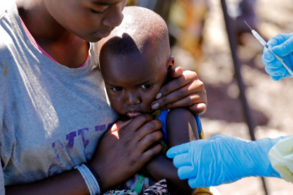 FILE PHOTO: Una niña reacciona cuando un trabajador de la salud le inyecta la vacuna contra el ébola, en Goma, República Democrática del Congo.