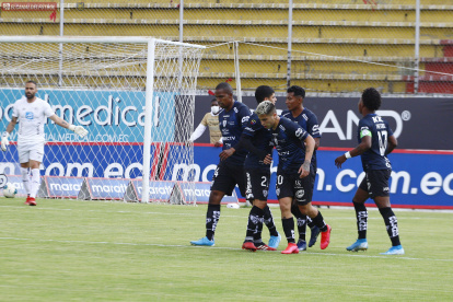 Los jugadores de Independiente del Valle festejan el primer gol de Christian Ortiz ante Aucas, en el estadio Gonzalo Pozo Ripalda