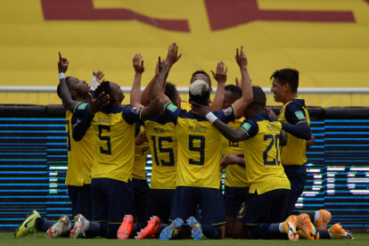 Los jugadores de la selección ecuatoriana celebran uno de los tantos ante el elenco cafetero.