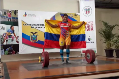Participación. Jiménez entonó como triple campeona el himno desde las instalaciones de la Federación Deportiva de Imbabura, donde transmitió su competencia.